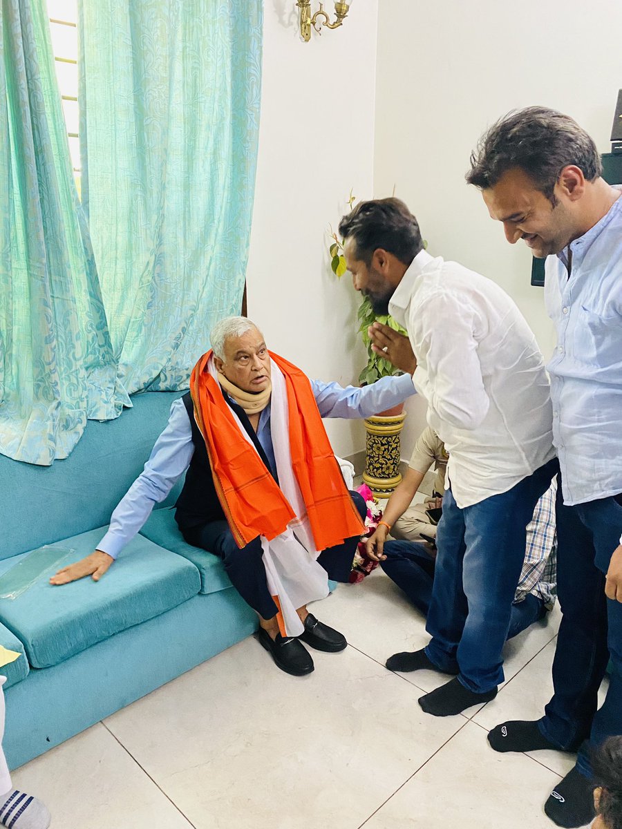 BheemRajMeena21's tweet photo. #भारतीयजनतापार्टी के वरिष्ठ नेता एवं #राज्यसभासांसद डॉ. किरोड़ी लाल मीणा जी से उनके #दिल्ली स्थित आवास पर पहुंचकर #मुलाकात की और उनके #स्वास्थ्य को लेकर #कुशलक्षेम पूछी।
#bjp
#bjym
@cpjoshiBJP @BJP4Rajasthan
@DrKirodilalBJP #basii #राजस्थान https://t.co/EtOED9bsoo