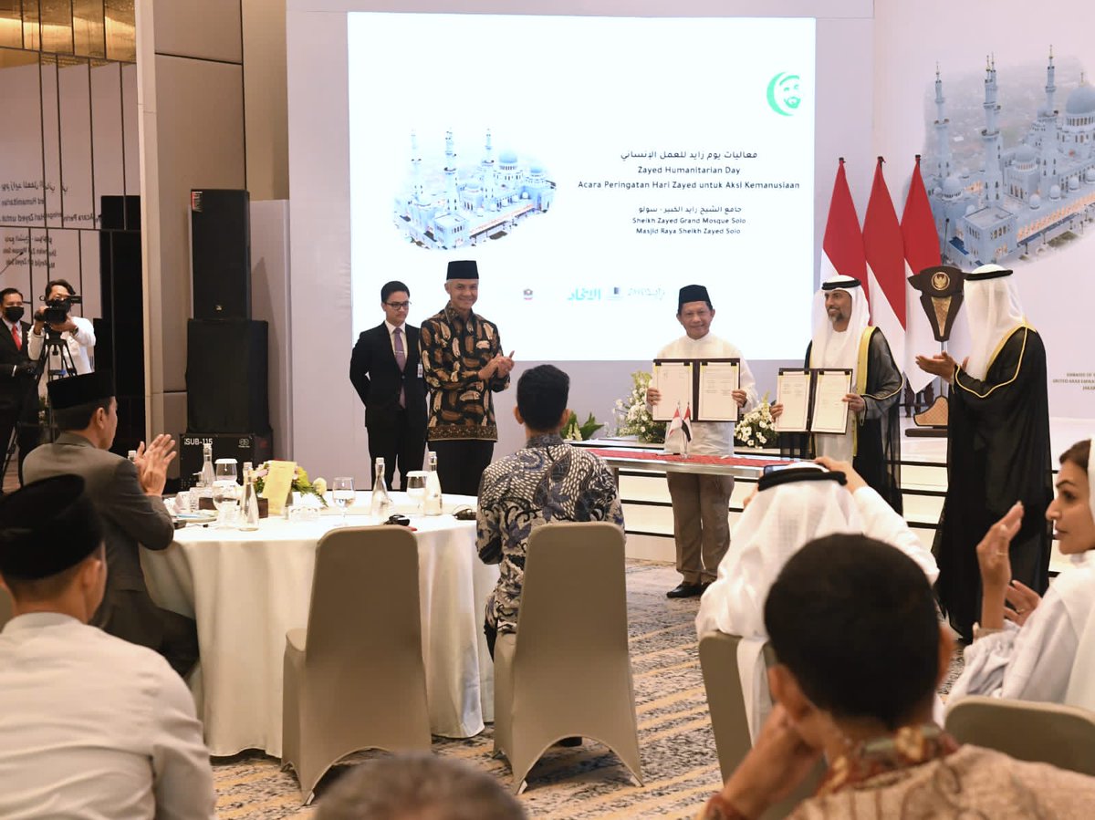 wayanjering788's tweet photo. Beberapa moment potret kebersamaan Presiden Jokowi dodo pada senin malam 10 April 2023 dalam menghadiri peringatan Zayed Himanitarian Day yang bertempat di Swisbel Hotel, Surakarta Jawa Tengah

#GanjarPranowo https://t.co/kDnfZj7mnN