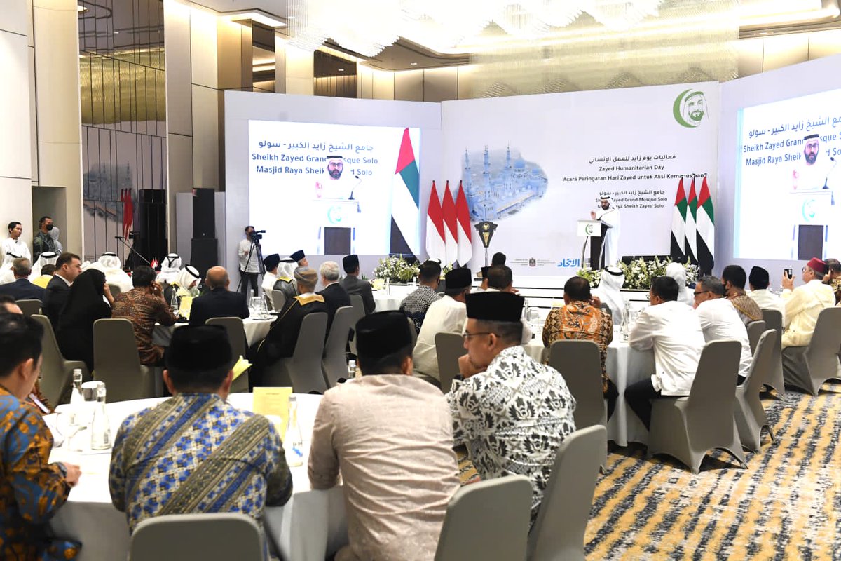 wayanjering788's tweet photo. Beberapa moment potret kebersamaan Presiden Jokowi dodo pada senin malam 10 April 2023 dalam menghadiri peringatan Zayed Himanitarian Day yang bertempat di Swisbel Hotel, Surakarta Jawa Tengah

#GanjarPranowo https://t.co/kDnfZj7mnN