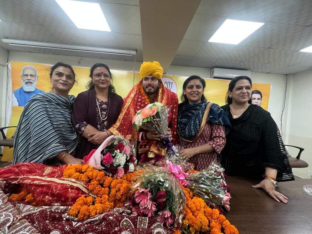 DograSanjita's tweet photo. Today BJP Mahila Morcha J&amp;K  felicitated #Chirag_Kotwal_ji, Indian Idol-13 contestant,who has brought laurels to Jammu and Kashmir by participating in national level singing competition organised by Sony TV.He won everyone’s heart with his melodies.
#Bhadarwah_rocks
@blsanthosh https://t.co/sygr64koYT