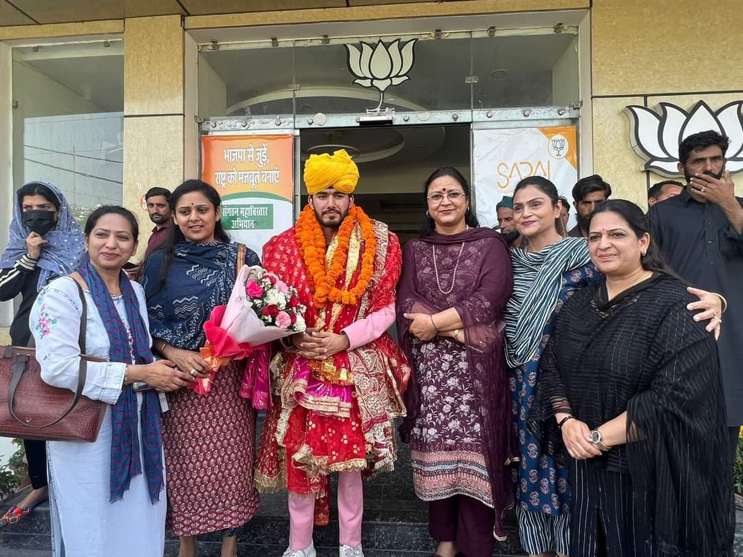 DograSanjita's tweet photo. Today BJP Mahila Morcha J&amp;K  felicitated #Chirag_Kotwal_ji, Indian Idol-13 contestant,who has brought laurels to Jammu and Kashmir by participating in national level singing competition organised by Sony TV.He won everyone’s heart with his melodies.
#Bhadarwah_rocks
@blsanthosh https://t.co/sygr64koYT