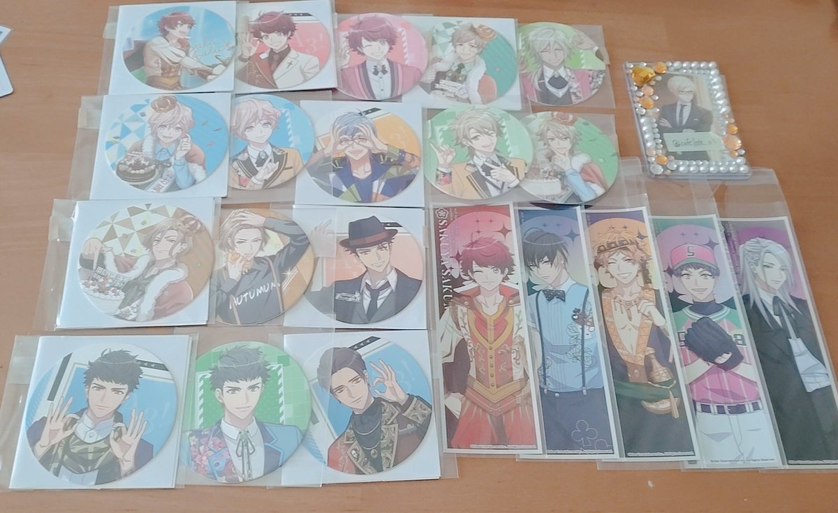cafelate_a3's tweet photo. 【交換】
A3! ファイル ブロマイド アニメイトフェア特典 キャラバッチ 缶バッジ ましコレ カプ缶 ラバスト

<譲>
咲也 真澄 綴 シトロン 至 天馬 椋 三角 一成 九門 万里 十座 太一 臣 莇 紬 丞 密 誉 東 ガイ

<求>
同異種 固ツイツリー(左京 真澄 天馬 千景 東 莇 咲也 密 綴 等)

→ https://t.co/ljd9luPQkq