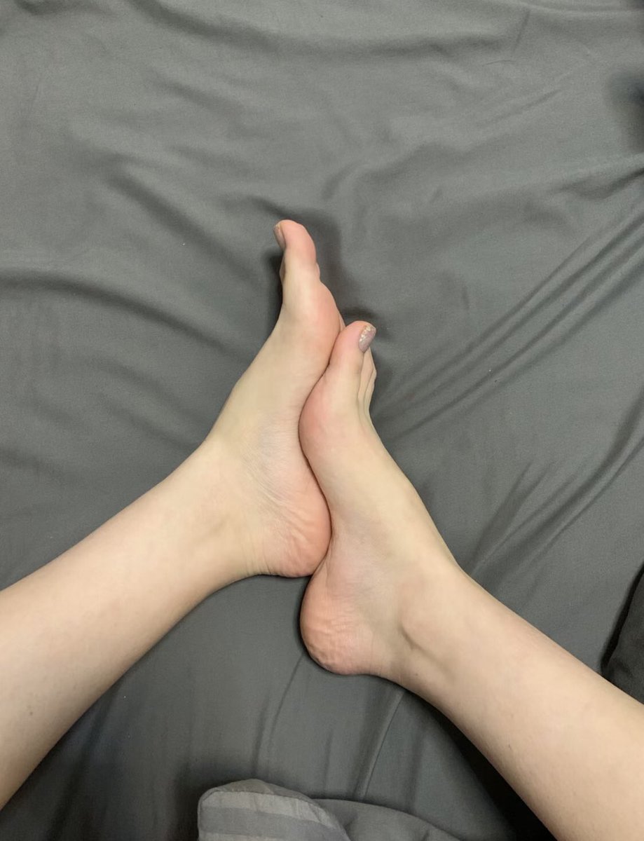 hotstuff322's tweet photo. 高足弓，有人可以做到���个吗🤭🤭这是天生为高跟鞋定制的脚🦶🙈🙈#脚丫 #美足 https://t.co/d2eoNAKL6c