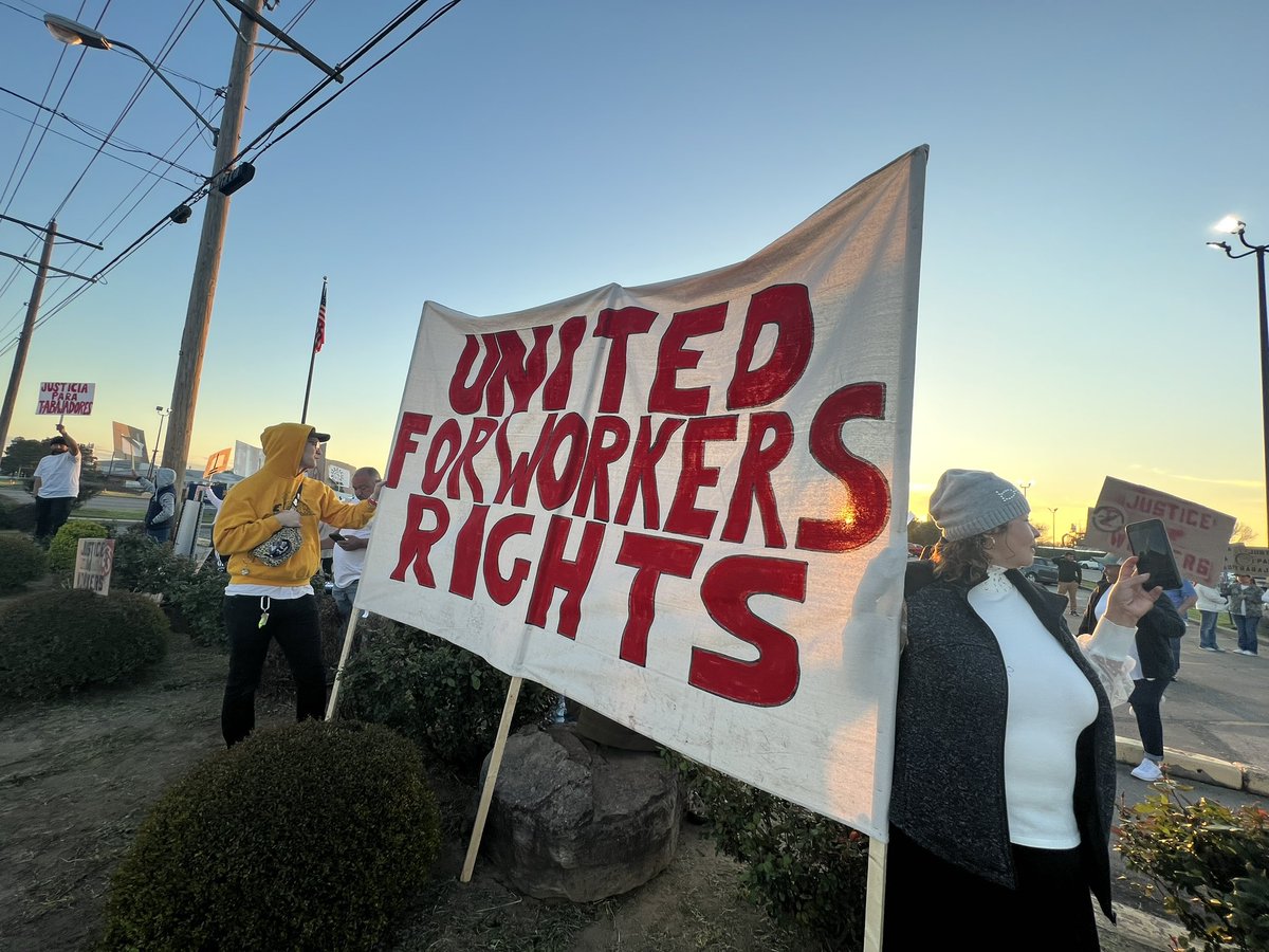 VenceremosAR's tweet image. Poultry Workers at the picket line #TysonVanBuren #WorkersStrike
