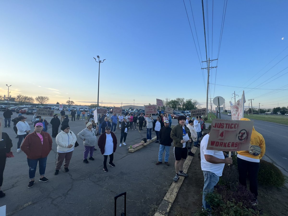 VenceremosAR's tweet image. Poultry Workers at the picket line #TysonVanBuren #WorkersStrike