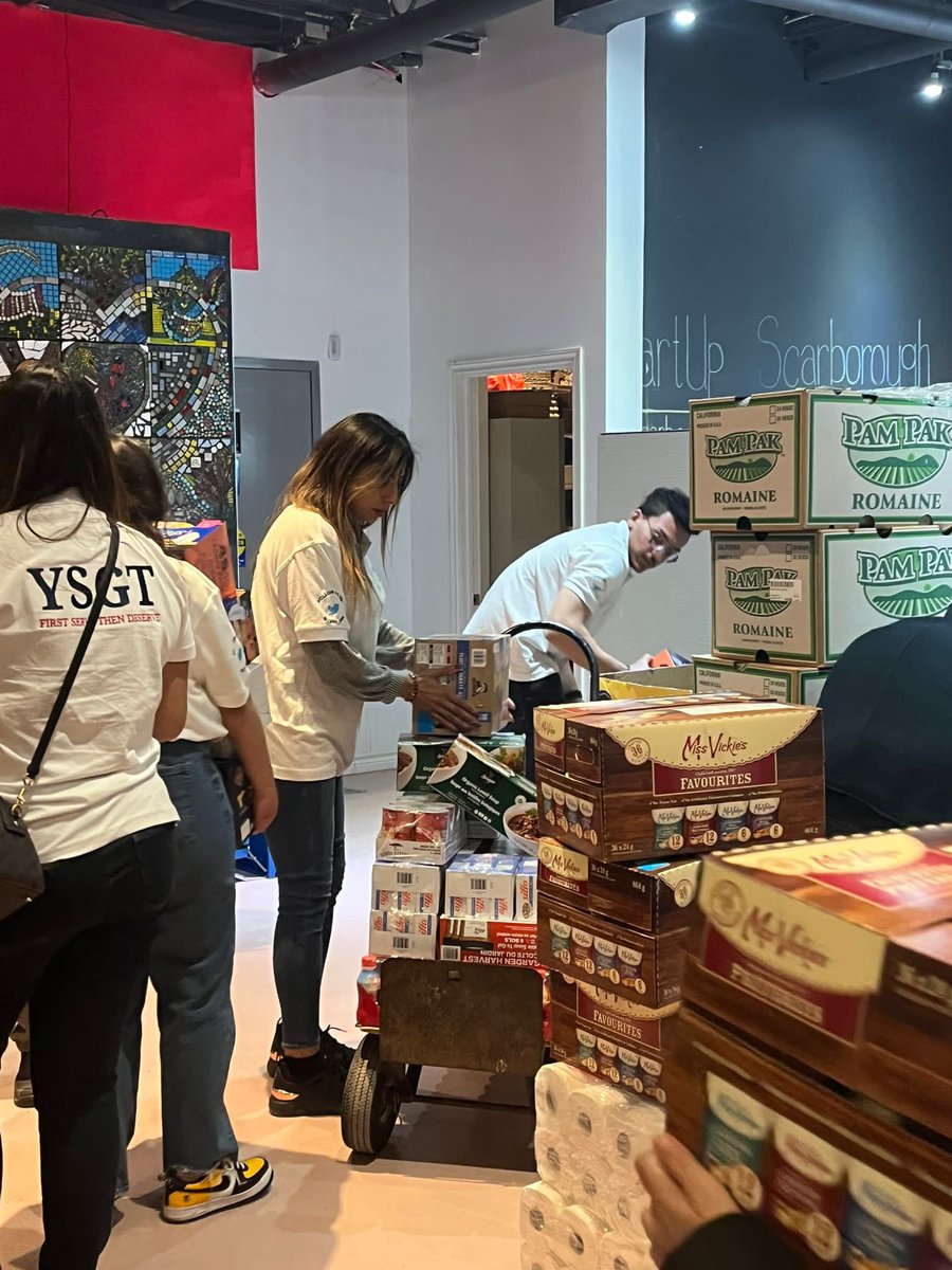 YSGT_ORG's tweet photo. Young Indian volunteers of YSGT studying in Toronto took a day off to donate food supplies and other essentials to charitable organisation, Feed Scarborough on 9 th April, 2023 to promote and value #communityservices in #TorontoCanada  #charity https://t.co/wkKwDOF0kd