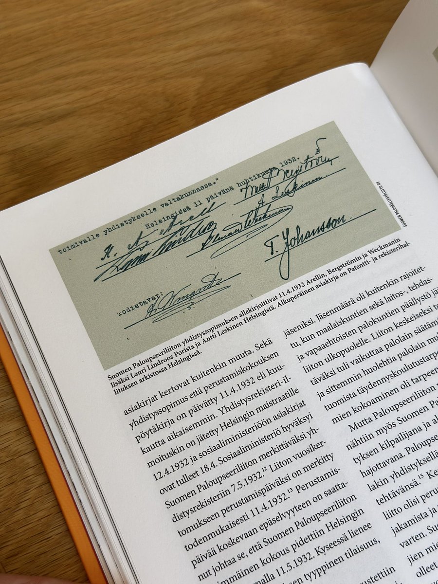 SPPL_ry's tweet image. Palopäällystöliitto täyttää tänään 91 vuotta! 🥂✨ 
Herrat palopäälliköt Arell, Bergström, Lindroos &amp;amp; Weckman sekä palomestari Leskinen olivat tärkeän asian äärellä vuonna 1932 allekirjoittaessaan Suomen Paloupseeriliiton yhdistyssopimuksen. #pelastustoimi #sppl