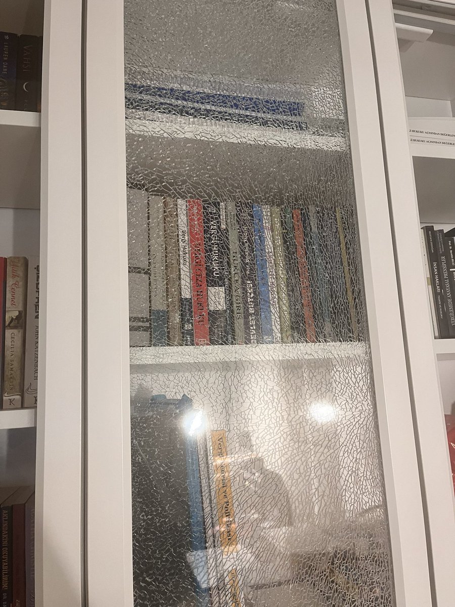 CansuDilibal's tweet photo. Sevgili @IKEATurkiye kitaplığımın nasıl bu şekilde çatladığını anlayamıyorum. Ama uzmanınız fotoğraf üzerinden hemen anlayıp, kullanıcı hatası dedi🤷🏻‍♀️ Benim bu kitaplığı bu hale getirmemin nasıl mümkün olduğunun açıklarsanız çok sevinirim🙃 https://t.co/uPE5AU6reO