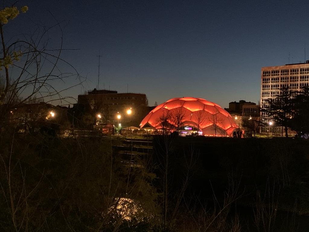 🟠 El Ayuntamiento y la Cúpula del Milenio se iluminan hoy de naranja con motivo del #DíaMundialDelParkinson #damemitiempo 🔗 bit.ly/3KNsQRY