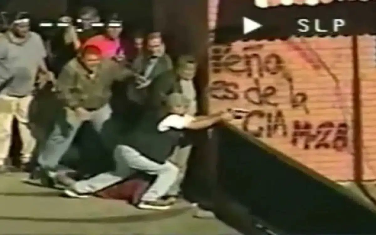 eduardomenoni's tweet photo. 🇻🇪| Hoy se cumplen 21 años del autogolpe que se dio Hugo Chávez para imponer el comunismo en Venezuela, ese día el chavismo asesinó a 19 personas que marchaban a Presidencia a pedir la renuncia de Chávez. Imágenes de los chavistas disparando a opositores. Prohibido Olvidar. https://t.co/Gnhq7zTxr2