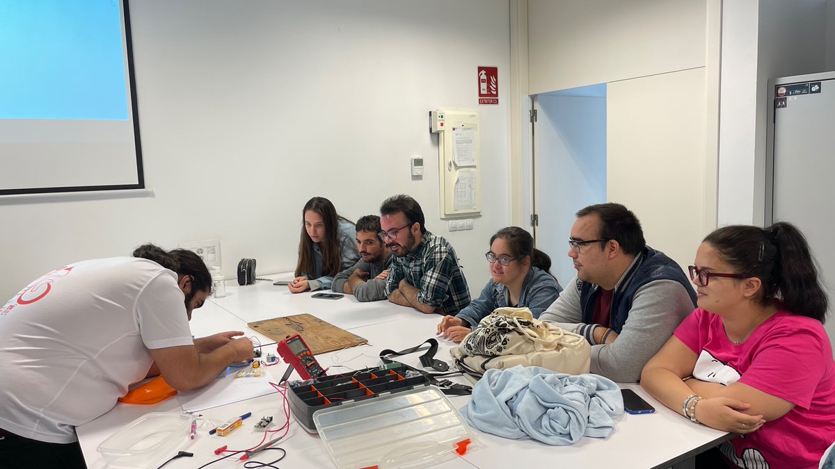 motoETSIUHU's tweet photo. Ayer nos visitaron los chicos y chicas de #FEADI de @UniHuelva, pasamos un rato muy divertido aprendiendo sobre motociclismo, mecánica y electrónica! Recibir estas visitas nos anima a seguir, demostrando que existe un gran interés por el equipo #MotoETSIUHU! Muchas gracias! https://t.co/8aPbEVcM0P