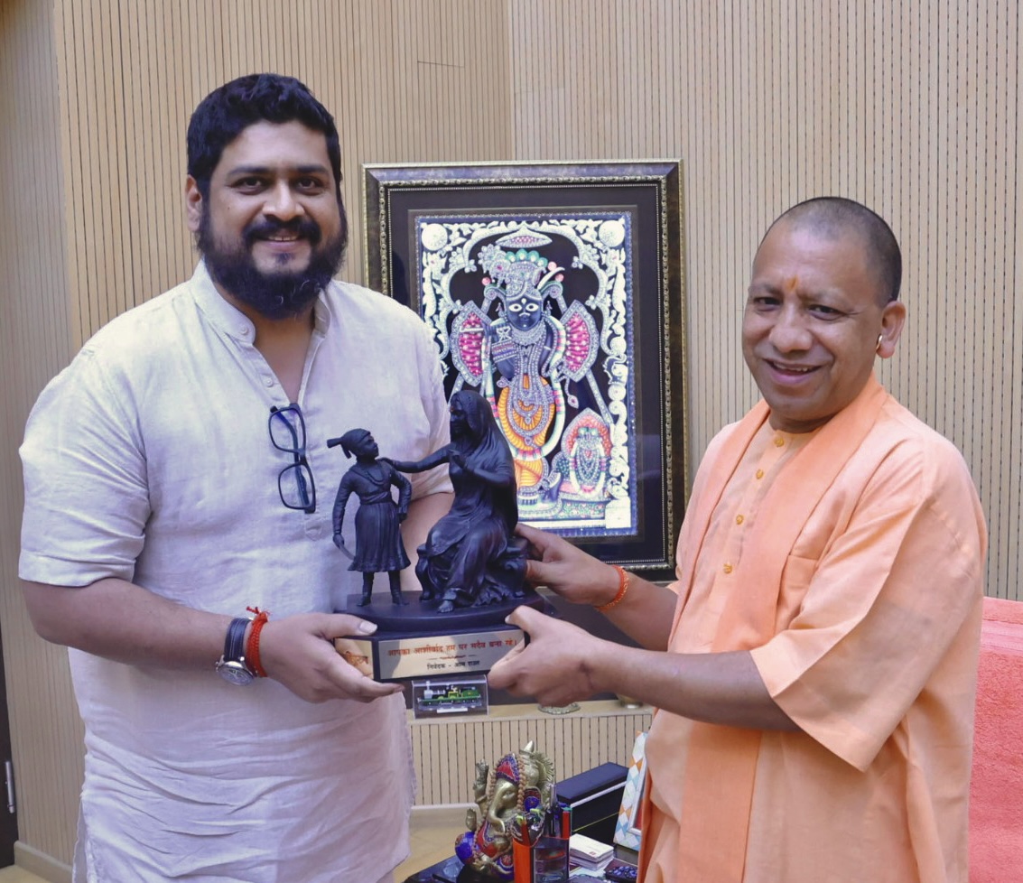 UV_Creations's tweet photo. A nation is made of values and traditions!
Director #OmRaut, producer #BhushanKumar and lyricist &amp; dialogue writer #ManojMuntashir meet Shri Yogi Adityanath in UP to discuss over the rich Indian culture ahead of #Adipurush

#Adipurush releases IN THEATRES on June 16, 2023 in 3D. https://t.co/aCCNlvdt7x