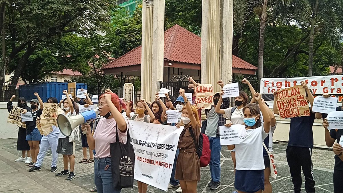 CEGPhils's tweet photo. TINGNAN: Nagkasa ng kilos-protesta ang iba't ibang grupong pangkabataan sa harap ng PGH at FEU bilang pagpapanawagan sa kagyat na paglaya ng dalawang lider-estudyante na iligal na dinakip sa mapayapang dispersal ng mobilisasyon laban sa Balikatan Exercises. https://t.co/gdxVgEzUYr