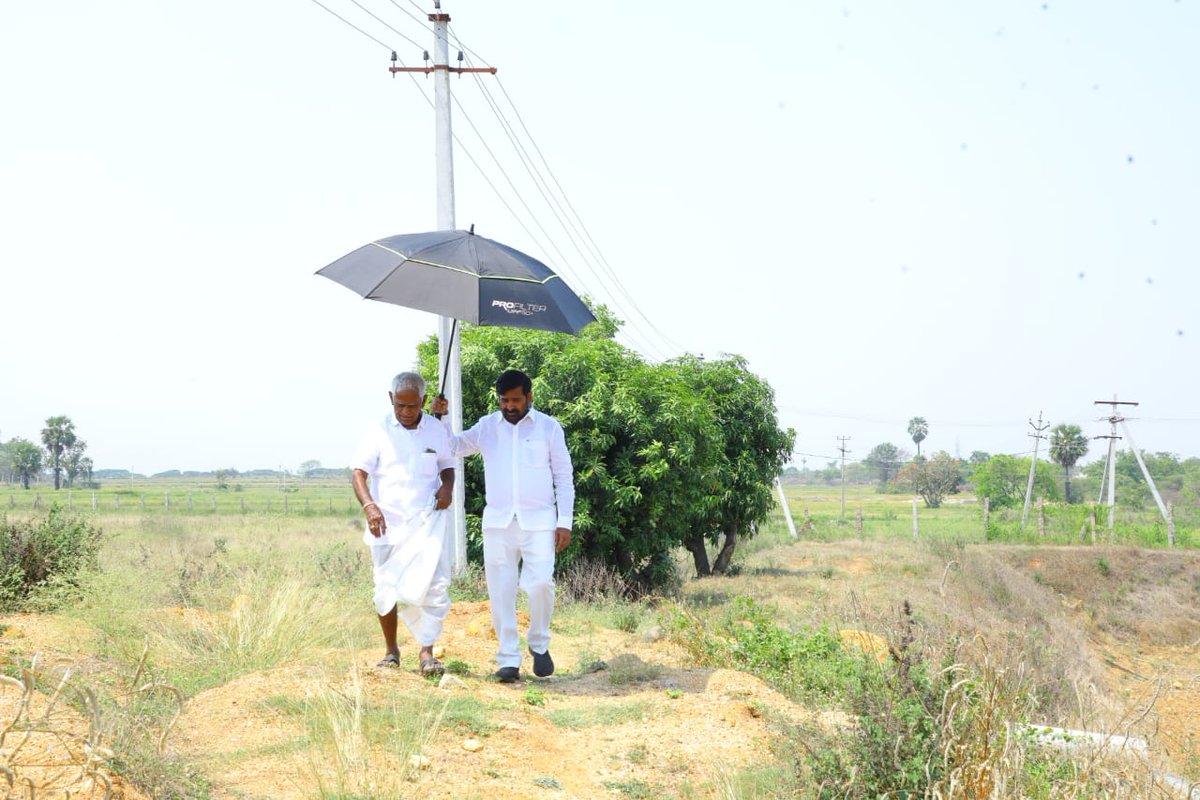 jagadishBRS's tweet photo. నాన్నా పై ప్రేమతో.....
ఎండపోడ తగలకుండా
హోదా కంటే బాధ్యత గుర్తెరిగి
తండ్రికి గొడుగు పట్టి
సమాజానికి బాధ్యత గుర్తు చేసి
మండుటెండలో తండ్రితో కలసి వ్యవసాయ క్షేత్రంలో కలియ తిరిగిన మంత్రి జగదీష్ రెడ్డి. https://t.co/9165Jx4bO5