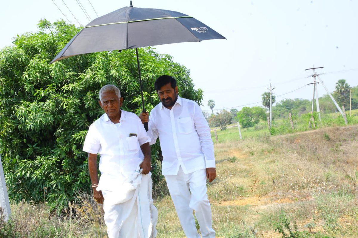 jagadishBRS's tweet photo. నాన్నా పై ప్రేమతో.....
ఎండపోడ తగలకుండా
హోదా కంటే బాధ్యత గుర్తెరిగి
తండ్రికి గొడుగు పట్టి
సమాజానికి బాధ్యత గుర్తు చేసి
మండుటెండలో తండ్రితో కలసి వ్యవసాయ క్షేత్రంలో కలియ తిరిగిన మంత్రి జగదీష్ రెడ్డి. https://t.co/9165Jx4bO5