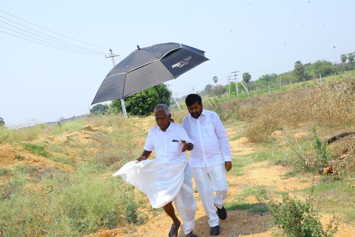 jagadishBRS's tweet photo. నాన్నా పై ప్రేమతో.....
ఎండపోడ తగలకుండా
హోదా కంటే బాధ్యత గుర్తెరిగి
తండ్రికి గొడుగు పట్టి
సమాజానికి బాధ్యత గుర్తు చేసి
మండుటెండలో తండ్రితో కలసి వ్యవసాయ క్షేత్రంలో కలియ తిరిగిన మంత్రి జగదీష్ రెడ్డి. https://t.co/9165Jx4bO5