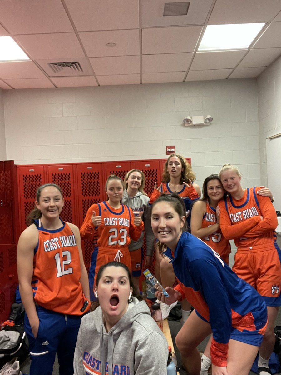 uscga_wbb's tweet photo. D3 Week - #TeammateTuesday!
.
So many laughs, trips for food, .5 selfies, cups of coffee, prime lighting pics, and our favorite people to do all of that with. Grateful for such an amazing group.
.
#gocgabears #legacy #d3week #whyd3 #ncaad3 https://t.co/1HoLTeZGNr