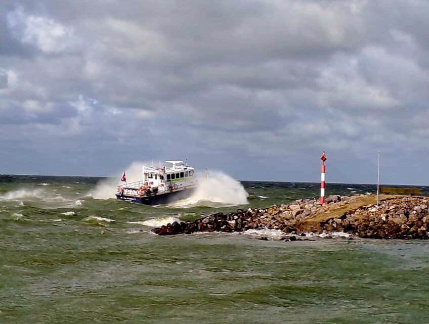 WijnenDirk's tweet image. Vandaag voor werkzaamheden naar de Markerwadden.  Windkr 6 ZW . Dus weinig rustig varen. Foto uitvaren haven Markerwadden (fotoHeleen) @FlevolandWeer @OmroepFlevoland @Natuurmonument @npnieuwland @cmij1 #slechtweer #Markerwadden #stormachtig