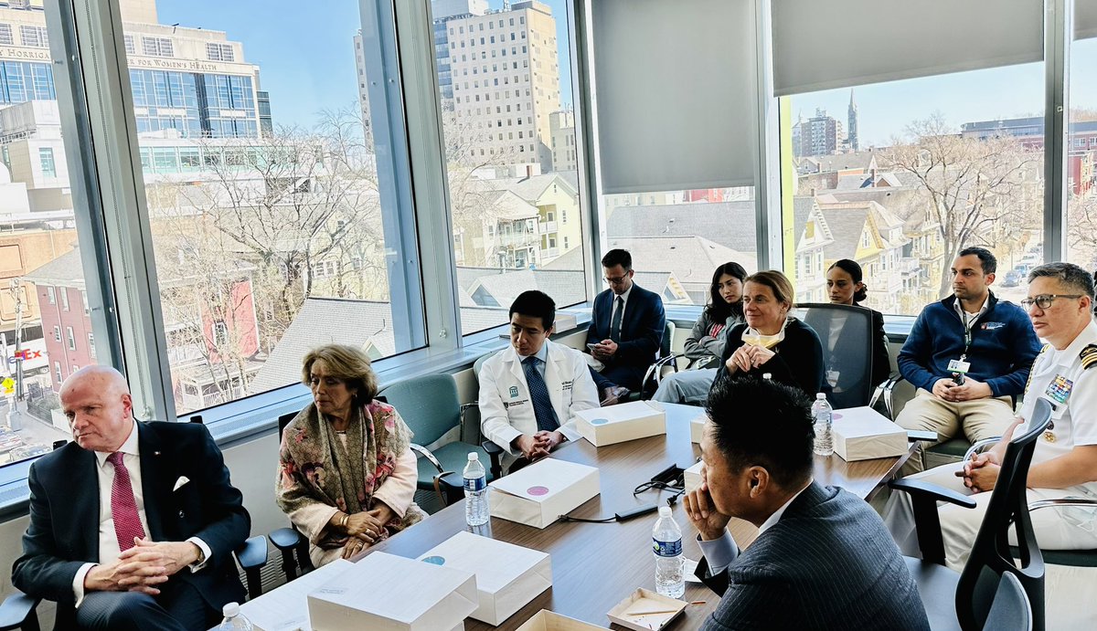 hmsmissionbrain's tweet image. Today our @hmsmissionbrain board had the opportunity to meet with #neurosurgeon and current vice president of Ecuador @ABorreroVega through the work of @HarvardPGSSC. Congratulations to
@TatoUribeLeitz @catorrespi @EmadMadha @SKHillMD @Leti_Campos_ for leading this amazing event!