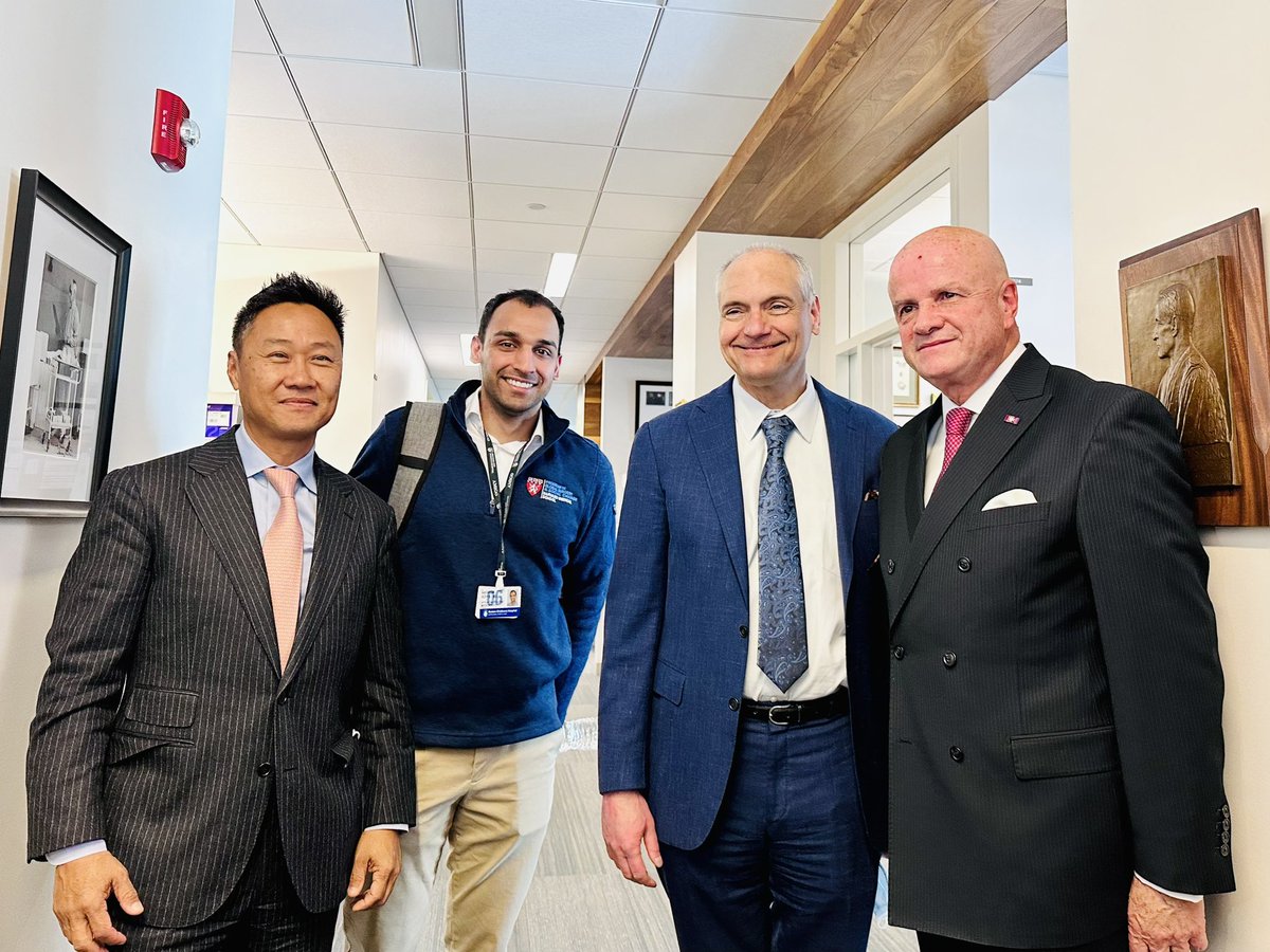 hmsmissionbrain's tweet image. Today our @hmsmissionbrain board had the opportunity to meet with #neurosurgeon and current vice president of Ecuador @ABorreroVega through the work of @HarvardPGSSC. Congratulations to
@TatoUribeLeitz @catorrespi @EmadMadha @SKHillMD @Leti_Campos_ for leading this amazing event!