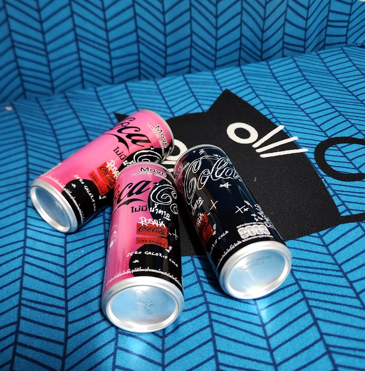 AGiyooyin's tweet image. คุณค๊าาา  มันใหม่มากใช่ไหม 7 มาส่งคือมันยังไม่เย็น เหมือนมันยังไม่แช่อะ  เราไวเกินเหรอ 🤣🤣🤣
เราขอแช่ก่อนแล้วค่อยชิมแล้วกันนะ 🤣🤣🐈‍⬛ #Firskkanapan  #โค้กมูฟ #cokemove