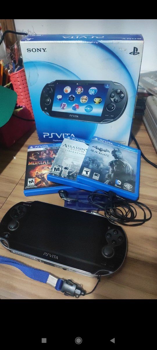 Gente, meu shifu está vendendo o PS vita dele com 3 jogos e uma case, por R$ 1000 para ajudar nos custos da academia e mante-la aberta, pois a coisa está feia. Se você não se interessar, ajude compartilhando por favor 🙏🏻