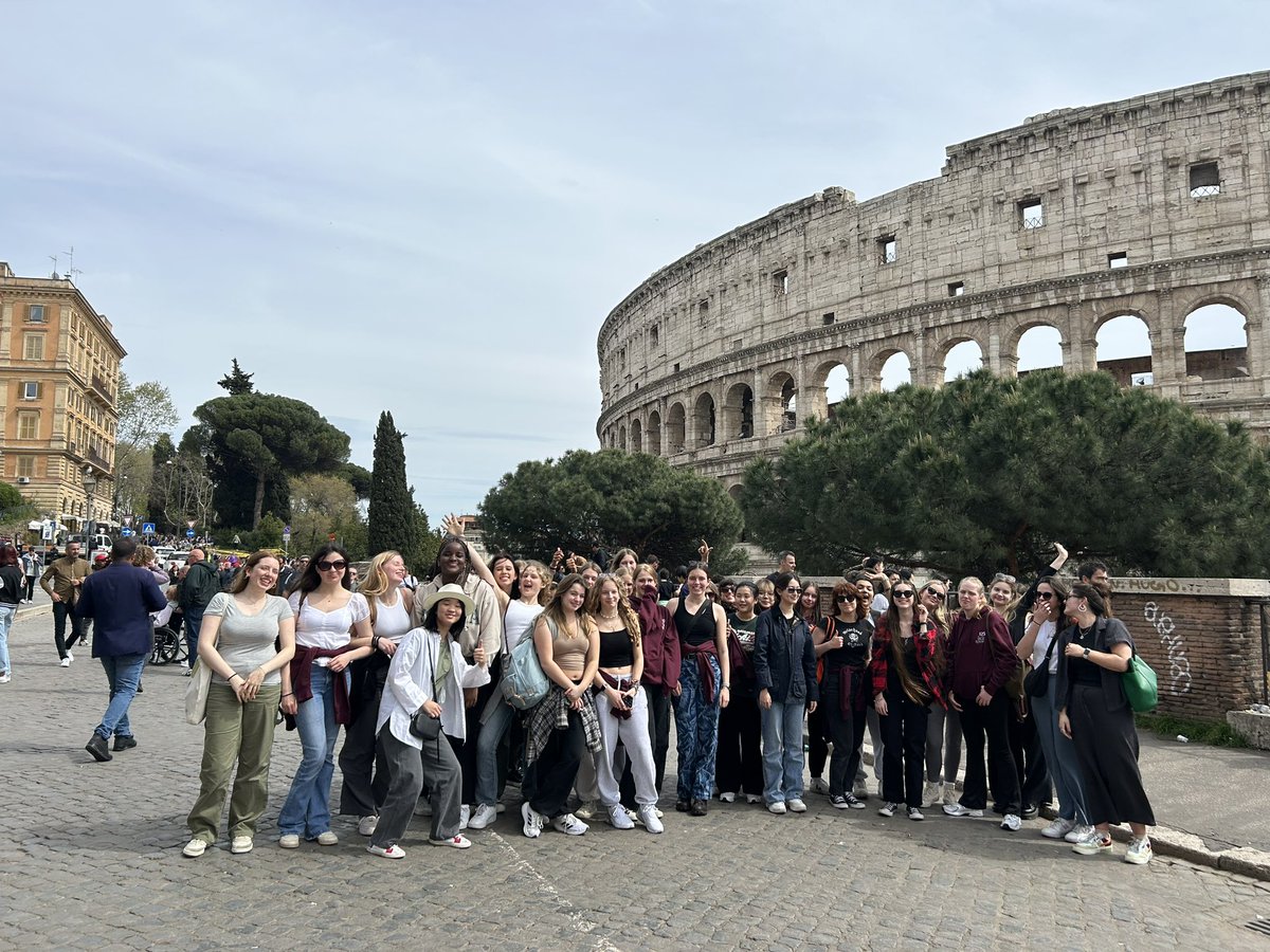 Made it to the Colosseum, heading now to St Peter’s and the Vatican City 😊🇮🇹☀️