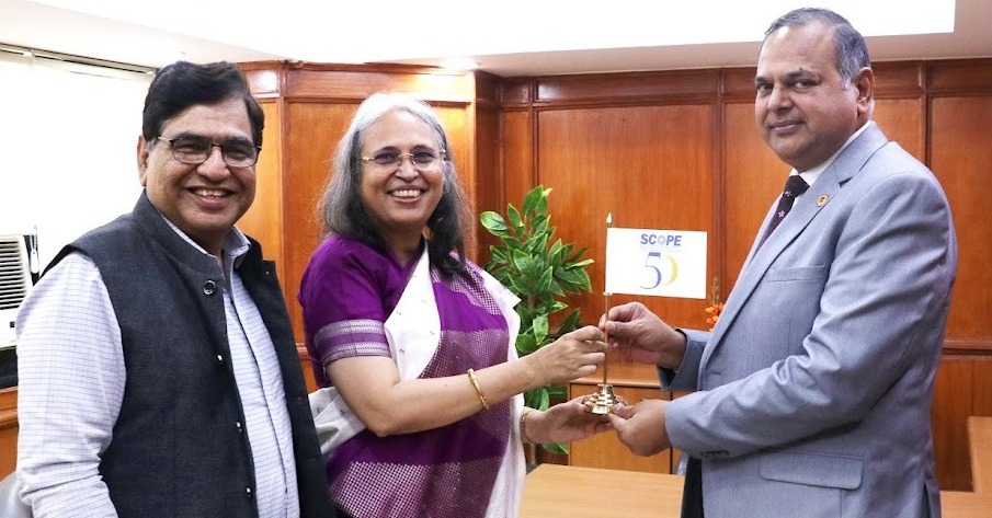 PSUSCOPE's tweet photo. Smt. Soma Mondal, immediate Past Chairperson, SCOPE &amp; Chairman, SAIL handed over the SCOPE Flag and Shri Atul Sobti, DG, SCOPE handed over the Public Sector Flag to Shri Sandeep Kumar Gupta, New Chairman, SCOPE &amp; CMD, GAIL. Shri Gupta takes over as Chairman, SCOPE for 2023-25. https://t.co/2JMSTIFl2y