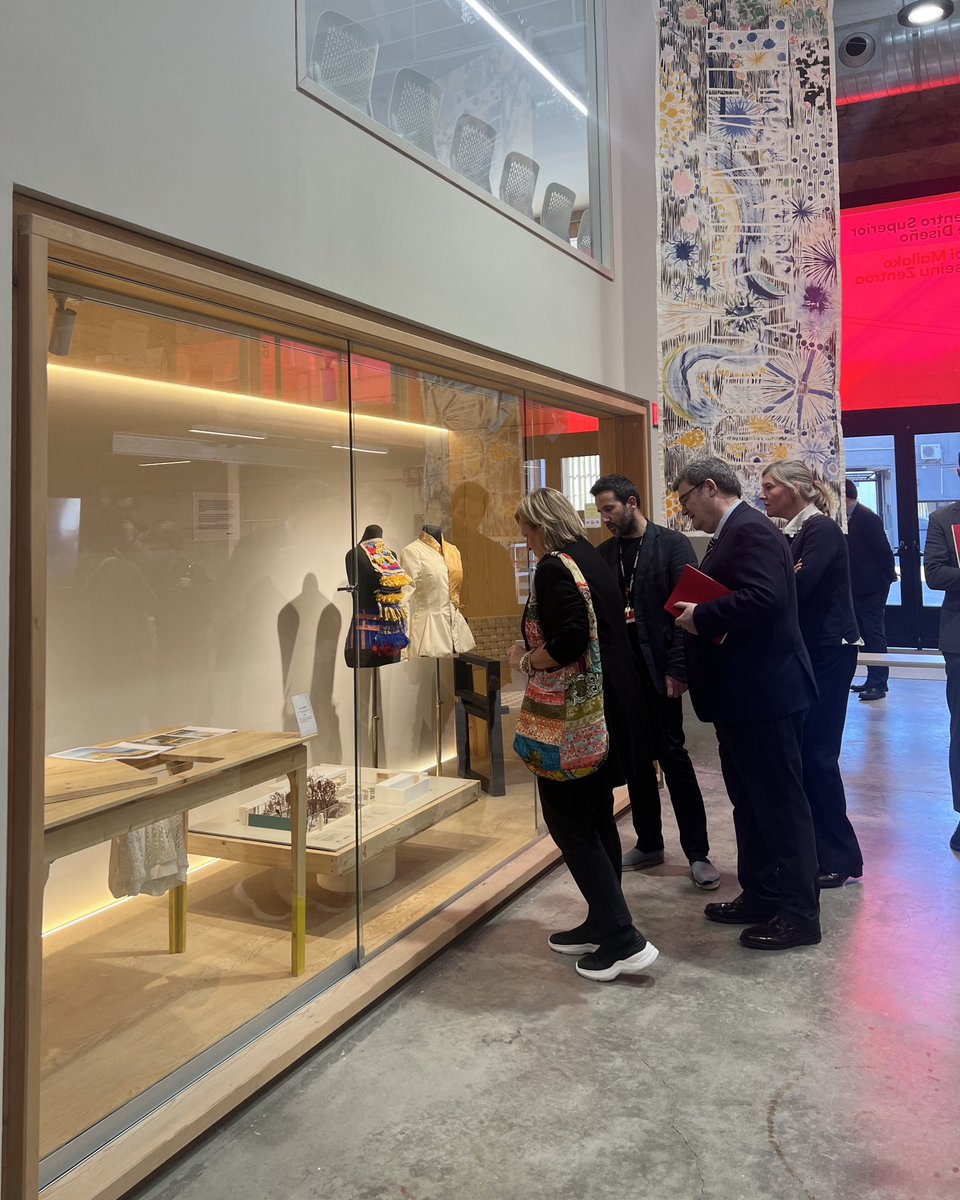 .
.
.
🟢 El pasado lunes 3 de abril recibimos en nuestra sede IED Kunsthal una visita institucional encabezada por el Alcalde del <a href="/bilbao_udala/">Bilbao [Udala - Ayuntamiento]</a> <a href="/juanmariaburto/">Juan Mari Aburto</a>

Nuestro director <a href="/gkZuazo/">Gaizka Zuazo</a> transmitió el proyecto formativo IED y en particular el de Kunsthal Bilbao
.
.
.