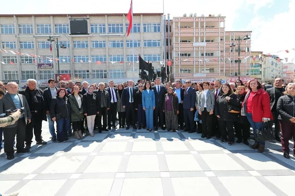 Bugün Cumhuriyet Halk Partisi İktidarının ayak sesleri Burdur’dan duyuldu! 

Milletvekili Adaylarımız, İl Örgütümüz, Gençlik Ve Kadın Örgütlerimiz, İlçe Örgütlerimiz ve kıymetli üyelerimiz ile hazırız! 

14 Mayıs’ta Burdur’a baharlar getireceğiz.