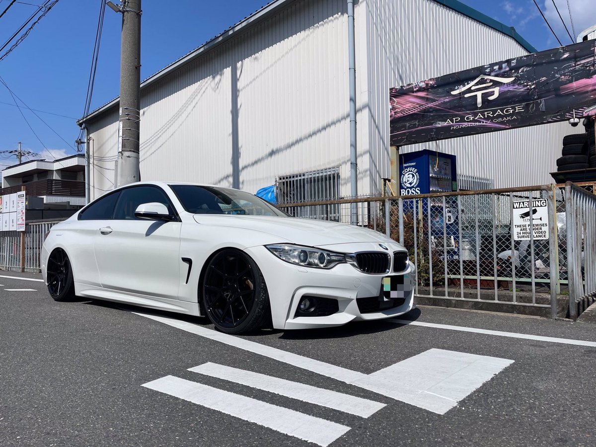 APgarageJP's tweet photo. 先日オリジナル車高調を組んでいた4シリーズにホイールを履かせて完成しました👍
初めての車高短との事ですが加減を知らないものでかなり低くしてしまいました😅
でも喜んでもらえてたのでOKです😎 https://t.co/vcwP0lUcb2