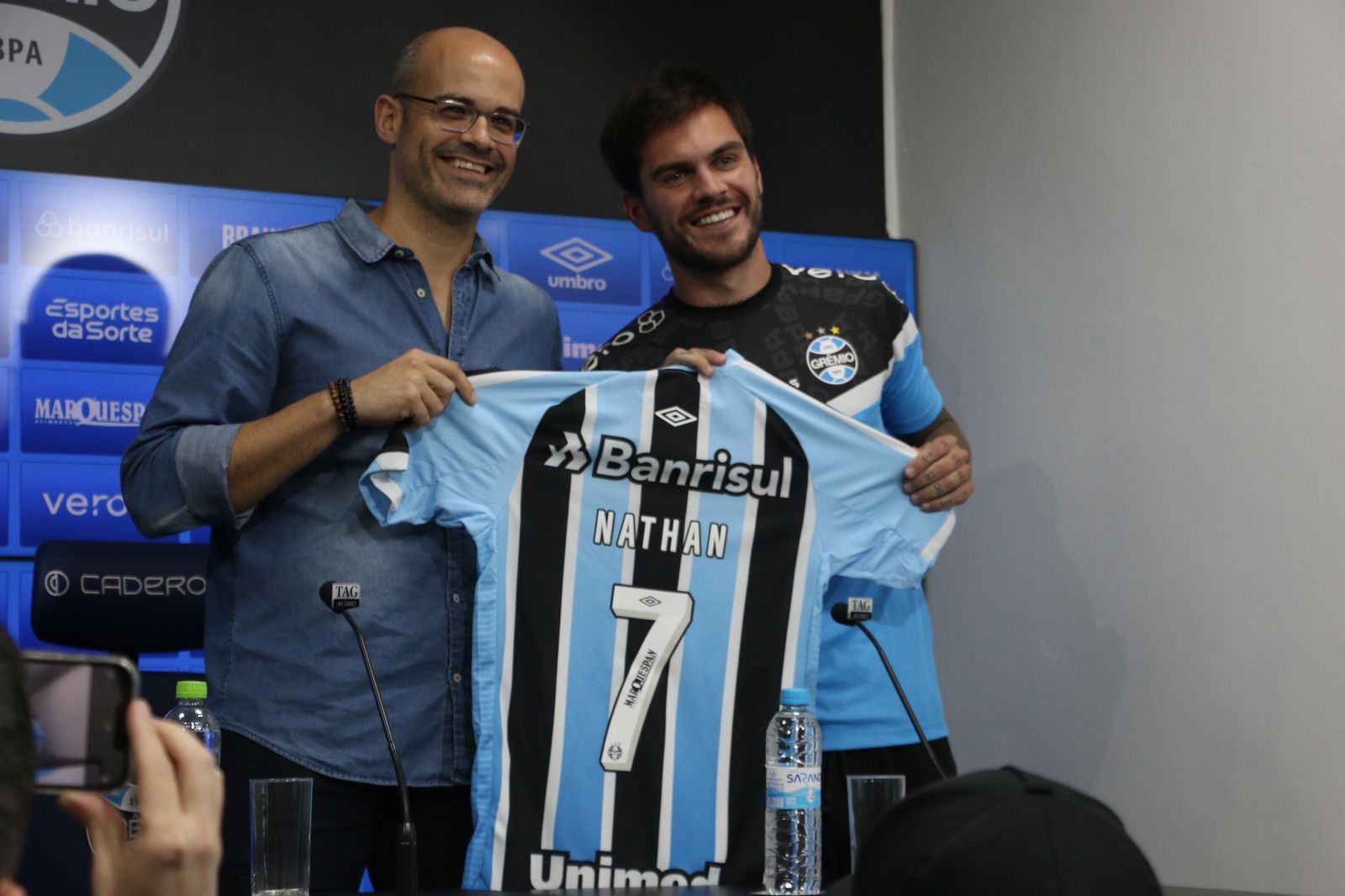 Nathan recebe camisa 7 do Grêmio e diz realizar sonho da mãe: Gremista doente
