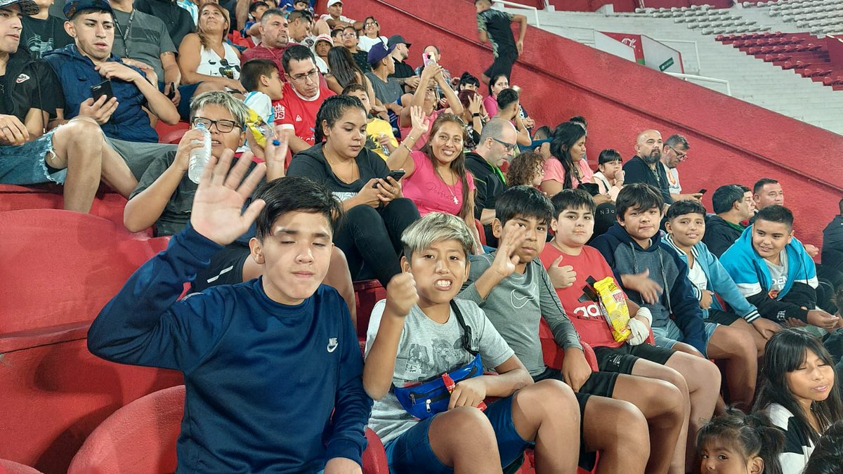 corazonquemero's tweet photo. Aunque el resultado no ayudo, celebramos el q hayamos poder continuar llevando a las y los niรฑos de la escuelita de futbol al Duco. Gracias a #PasionSIViolenciaNO por darnos esta hermosa salida .
#DeportePopular #Piberio #AguanteHuracan https://t.co/CN1nSXx0lG