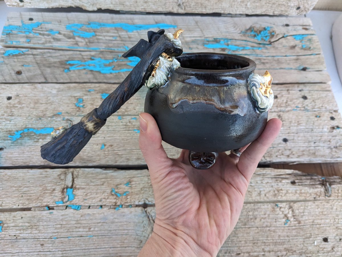 crashpixiepot's tweet image. Just leaving this here, even though no one will see it. I'm freaking proud and the algorithm can't take that away from me. #cauldron #PotteryThrowdown