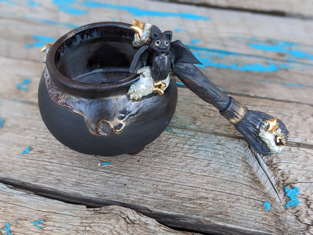 crashpixiepot's tweet image. Just leaving this here, even though no one will see it. I'm freaking proud and the algorithm can't take that away from me. #cauldron #PotteryThrowdown