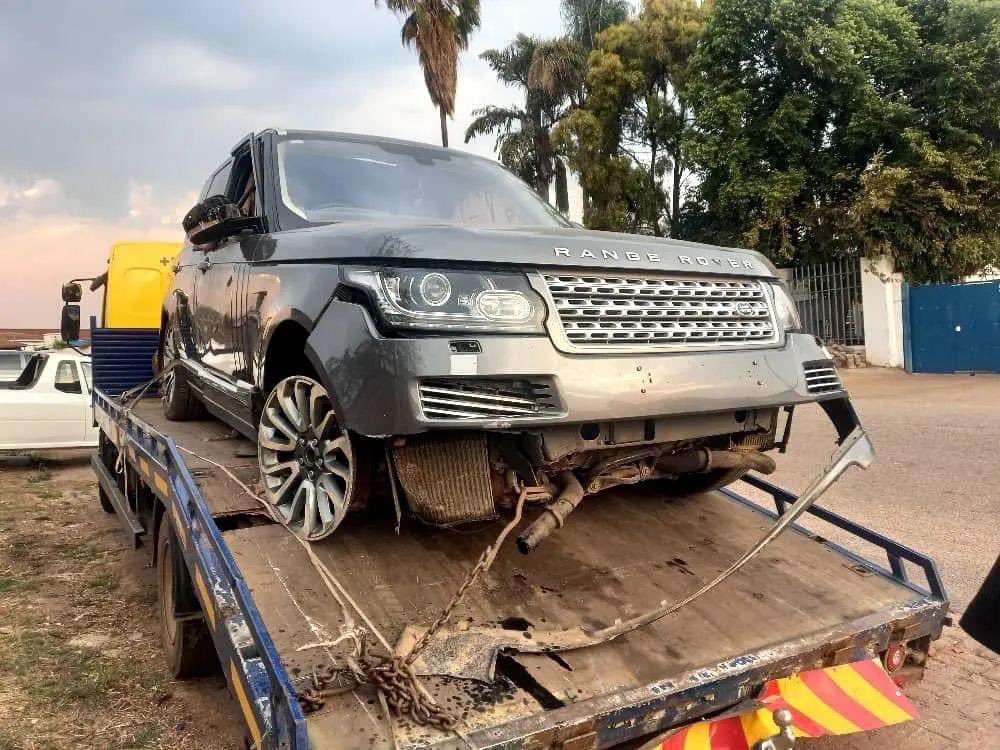trevormabootz's tweet photo. Range Rover Autobiography 
Vehicle rolled and it was brought to us for a touch of perfection. 
Restoration done ✔️ 
Ceramic coated ✔️ 
detailing ✔️

Accelary Motors 
THE ESSENCE OF PERFECTION https://t.co/DdPjP42xYN