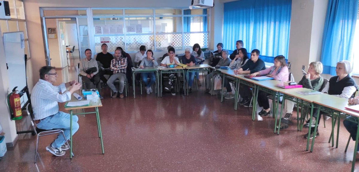 cfa_consello's tweet photo. ✍️Presentazión en #Samianigo de "Remeranzas de flama e fuego" de Chusé Damián Dieste.
📚Libro en #aragonés editato por Consello d'a fabla Aragonesa. https://t.co/ySMHohc2pq