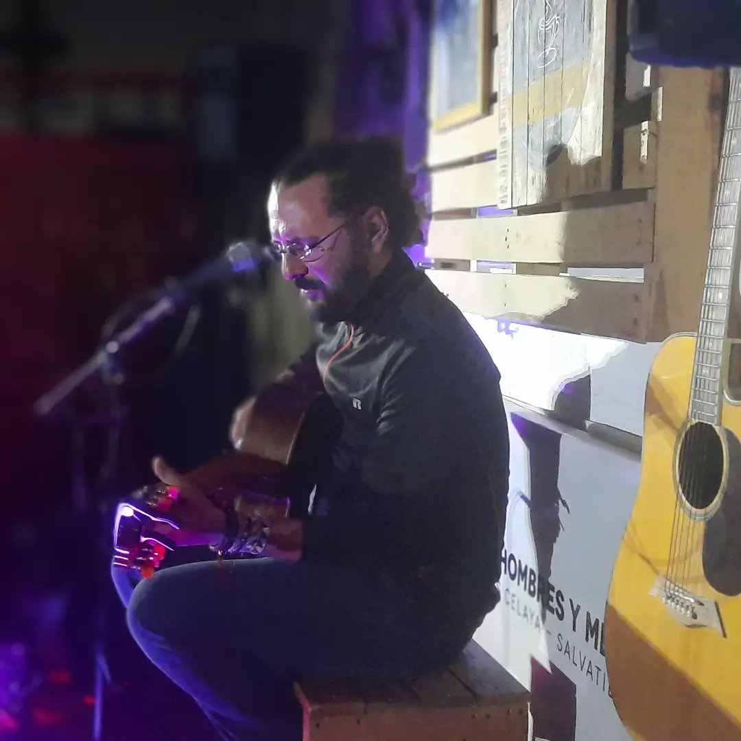 QEscuchame's tweet photo. Visita nuestras redes, y vive con nosotros nuestra experiencia en el concierto de @adriangiltigre y su gira #Deletreandoelsol 

#Cantautor #Musicaindependiente #Internacional #Nacional #Celaya #Guanajuato #Siguenosparamas https://t.co/upXm8KKk5T