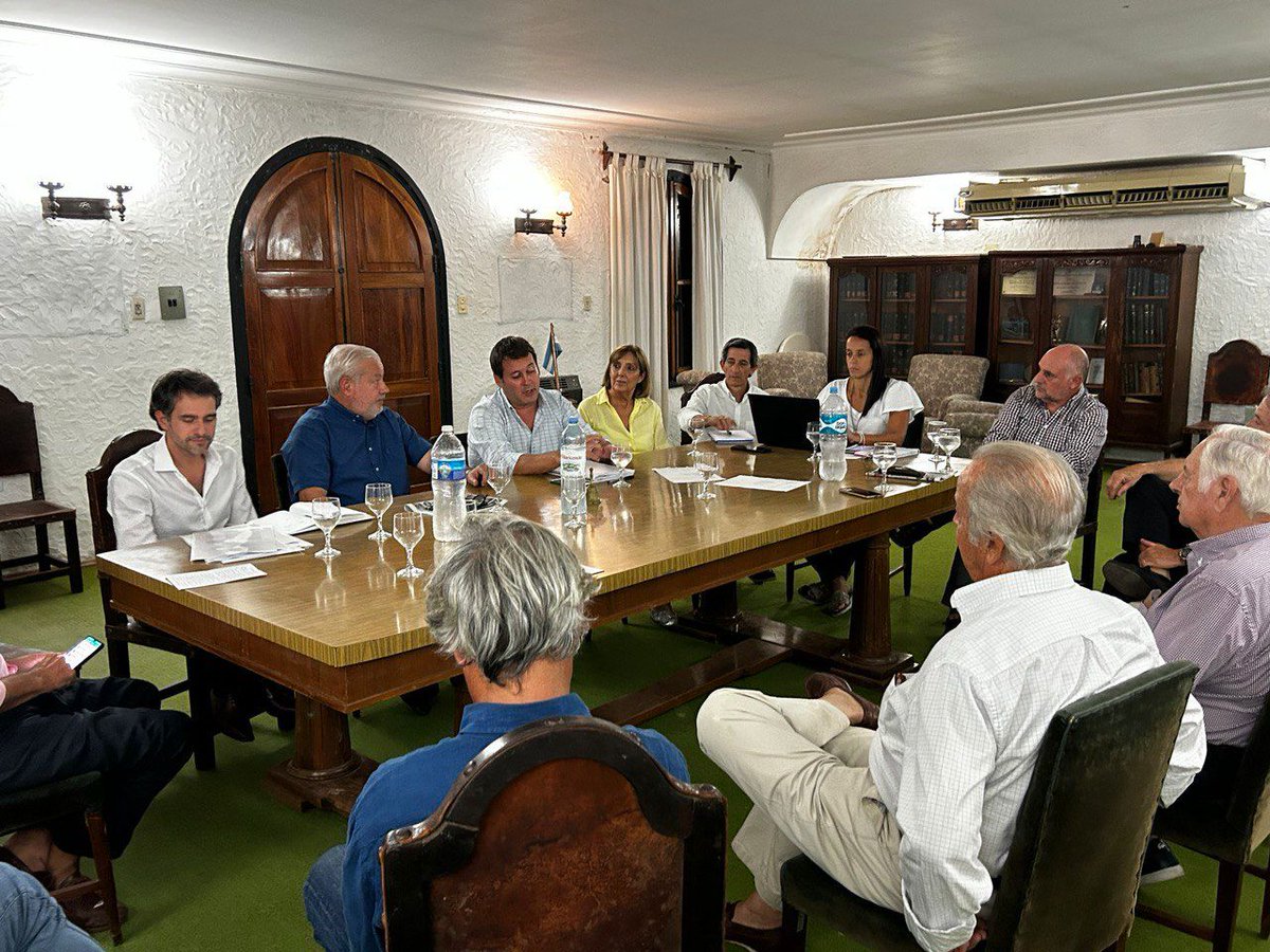 juanmartinmusac's tweet photo. Siempre acompañando a la producción 🚜🌱🐄

Con @JorgeVaraOk nos reunimos con las autoridades de las Rurales de Santa Fe y San Justo.

El campo vive momentos muy difíciles por la sequía. Hacen falta menos trabas y parches y más apoyo y reglas claras. Más que nunca. https://t.co/E84x1x6fb8