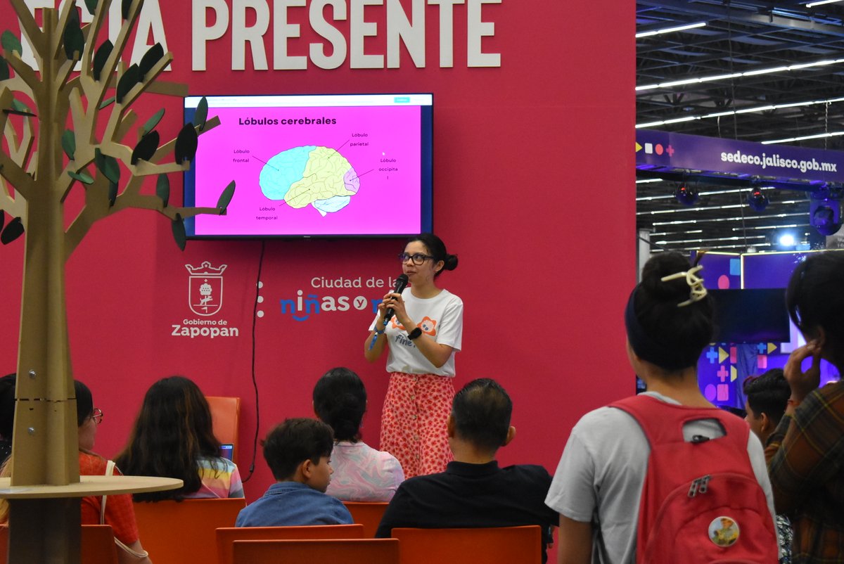 Reto_Zapopan's tweet photo. Nuestra egresada de #RetoKids, Simoneé Cruz estuvo presente en Talent Land hablando sobre "EmocionArte" y la importancia de la relación entre nuestro cerebro, el descanso del mismo y el arte para desarrollarnos. 🧠👩🏭🧩🎨 https://t.co/tCHi6Hbv6u