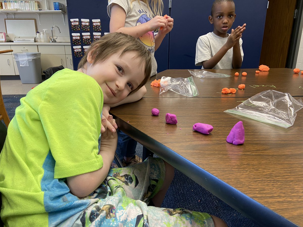 MrsTappsClass's tweet image. Lynwood Kinders learning how to make 3D shapes. @lynwood_school #decaturproud