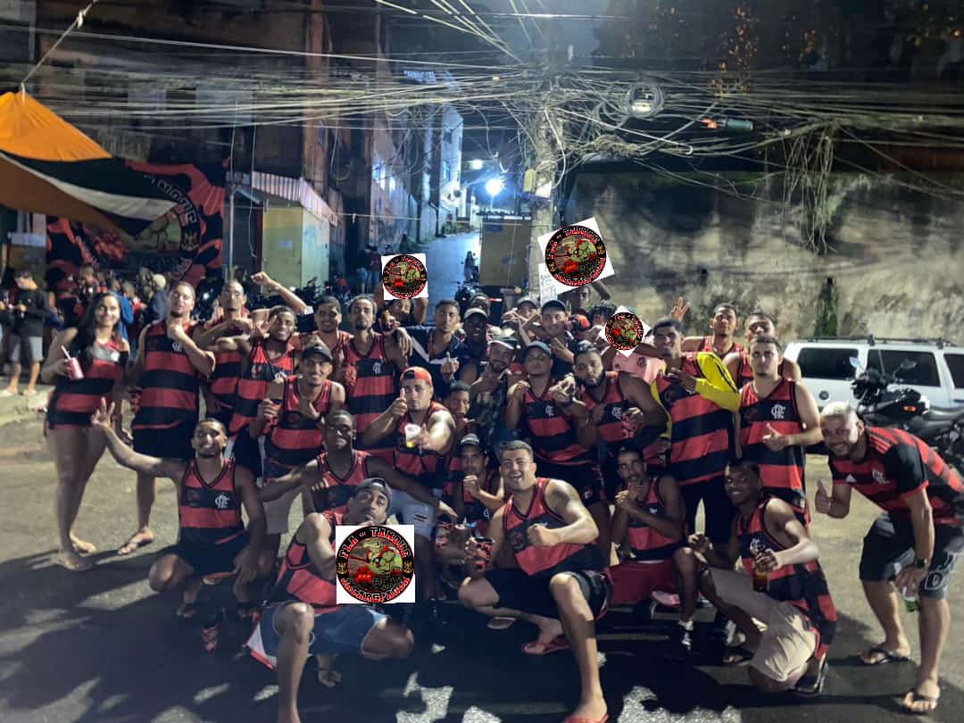 FlaTanque's tweet photo. Na vitória ou na derrota apoiando o FLAMENGO e cantando até o fim. Primeira concentração da nossa tropa, isso é FLA-TANQUE 🔴⚫️🐊 https://t.co/TFSOJLKLjN