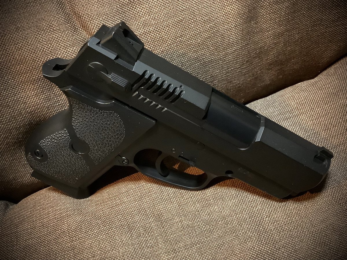 MetalicAir's tweet photo. S&W CS45 #CFS45 #クラウンモデル
OEM製品で構成するクラウンのポケットガン、コンパクトガンシリーズは、#東京マルイ の #10禁 #エアコキ シリーズの下位に存在する。
#エアガン と言える中では最廉価品だが、マルイにはないラインナップによってそれなりの位置を占める。
塗装&オモリ追加済 https://t.co/45wc6ypVTo
