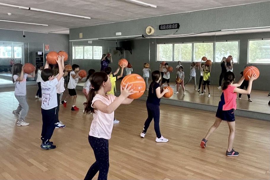 VilarealBC's tweet photo. 🏀 Primer dia de #CampusVRBC!
💥 Gran acollida del Campus de Pasqua amb tot un matí replet d'activitats!
💪 Agarrem forces i demà més!
#SomVila💪🏀🧡💙
@SMEVILAREAL #EndavantEsports #JuntsSomMésForts #CsEscenarioDeportivo https://t.co/6sQAo6kW4x