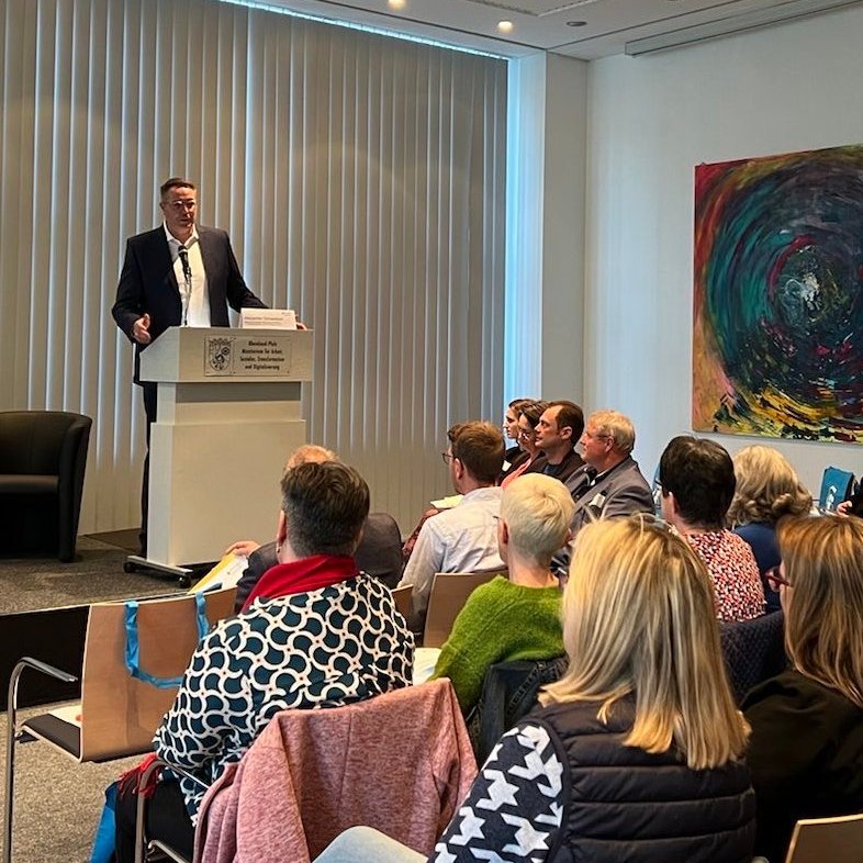 mastd_rlp's tweet photo. Auf einem Informationsabend mit @Alex_Schweitzer wurde heute die Evaluation des Programms #Gemeindeschwesterplus vorgestellt und darüber diskutiert, wie die Ergebnisse genutzt werden können, um das Angebot für ältere Menschen weiterzuentwickeln & #Einsamkeit vorzubeugen. https://t.co/98qNIWoUDR