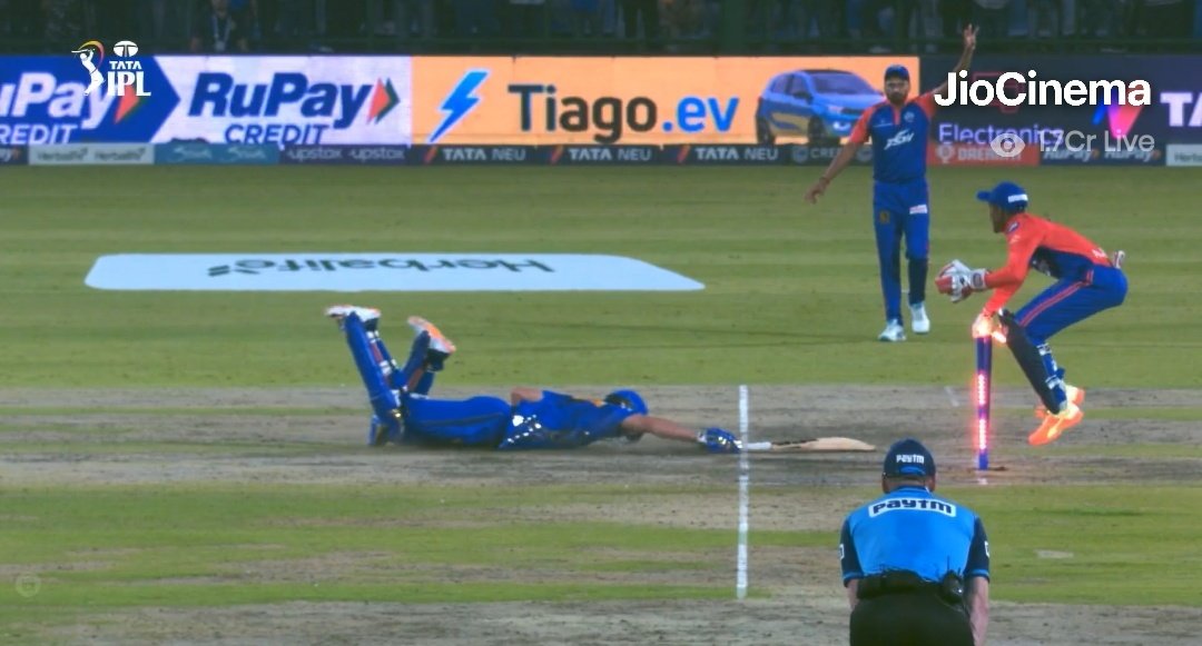 CricCrazyJohns's tweet photo. WHAT A DIVE FROM TIM DAVID. https://t.co/FHYQpeJZoE