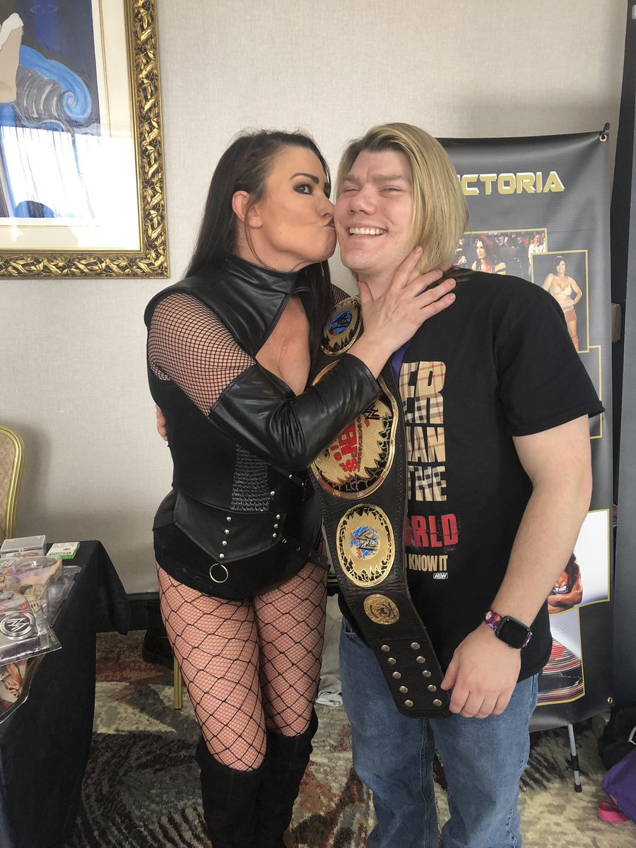 JamieAllenM's tweet photo. Had the best time seeing @REALLiSAMARiE again I love you 😘❤️ @SquarCircleExpo https://t.co/QECsaLqqNn