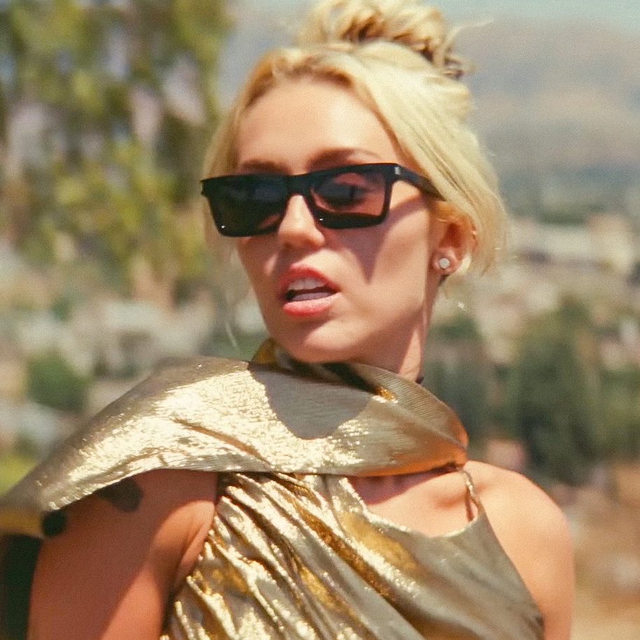 Reviews_Musical's tweet photo. "Flowers" de @MileyCyrus lleva seis semanas consecutivas en el puerto número 1 de la lista de singles rusos pese a no ser lanzado en streaming digital en el país.
Curioso, cuanto menos... https://t.co/xsvFyLZ1iB