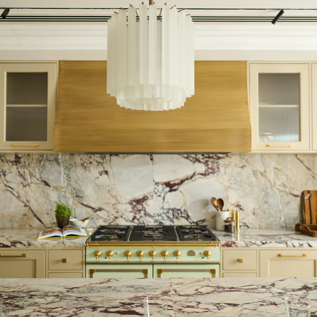 Stunning kitchen from <a href="/beckett_bh/">Beckett Interiors</a> featuring our Flat Drum Chandelier in Satin Murano glass. 
•
Available in 9 different sizes. Head to our website to find out more!
•
Photography @mattwardlestudio