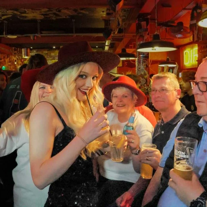 DoddieMunro's tweet photo. The incredible @robyredofficial  on her weekend working trip south of the border. https://t.co/HKZu08MLc5